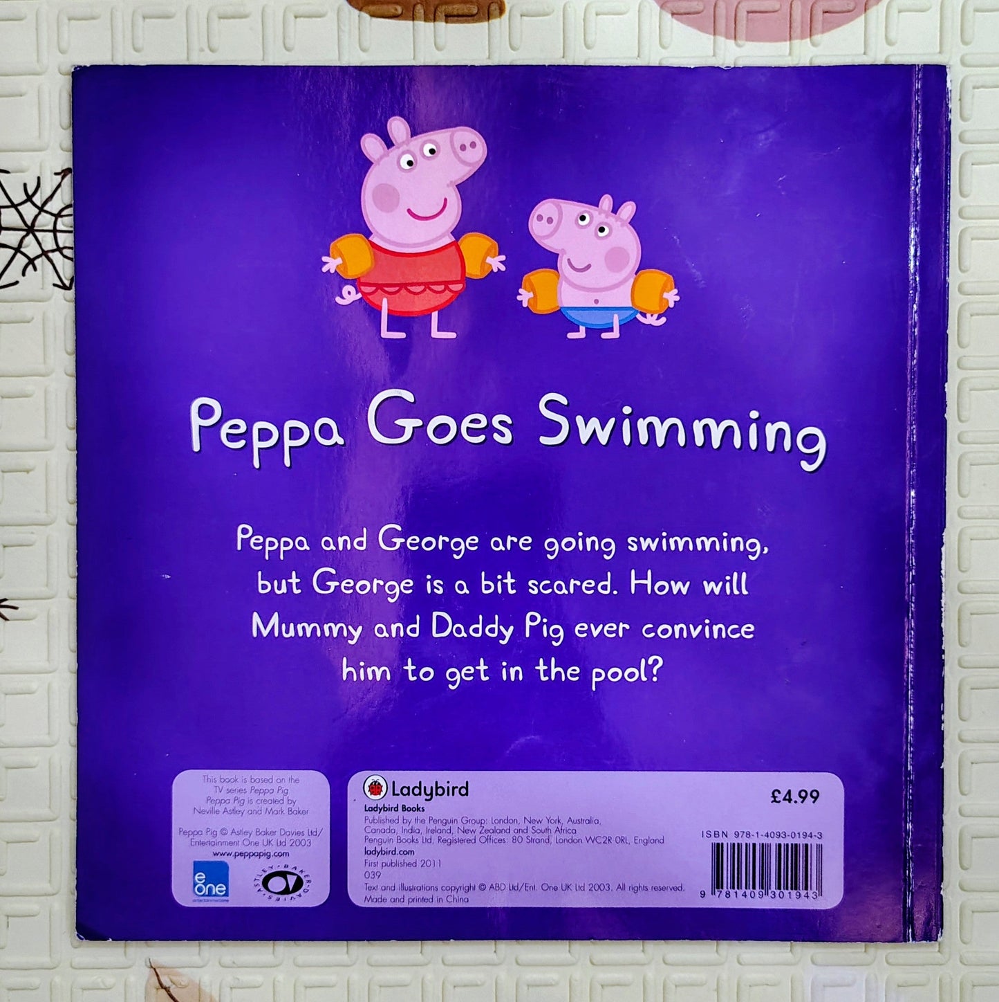 Peppa Goes Swimming | Ladybird