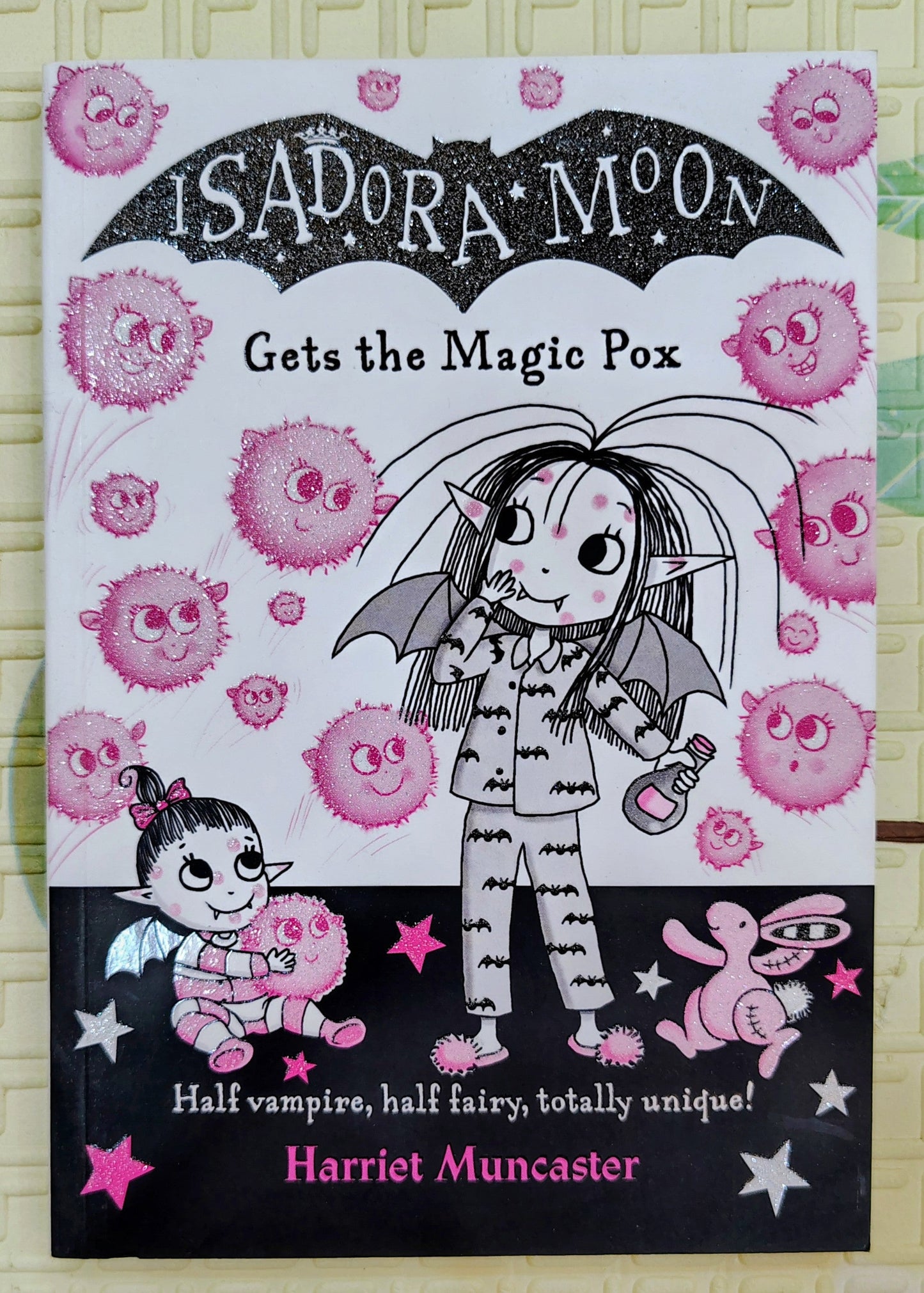 Isadora Moon Gets the Magic Pox by Harriet Muncaster | Oxford University Press