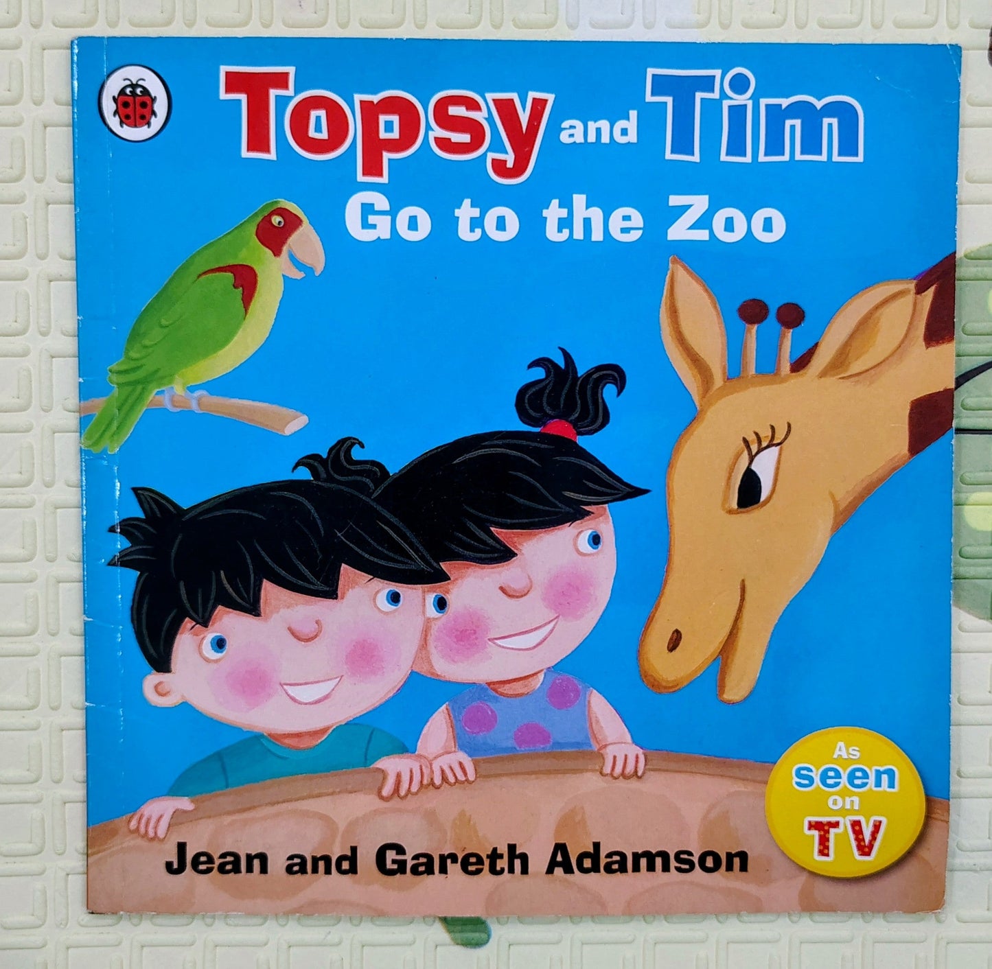 Topsy and Tim: Go to the Zoo by Jean and Gareth Adamson | Ladybird