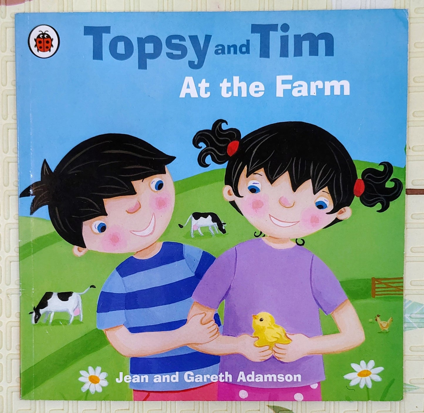 Topsy and Tim At the Farm by Jean and Gareth Adamson | Ladybird