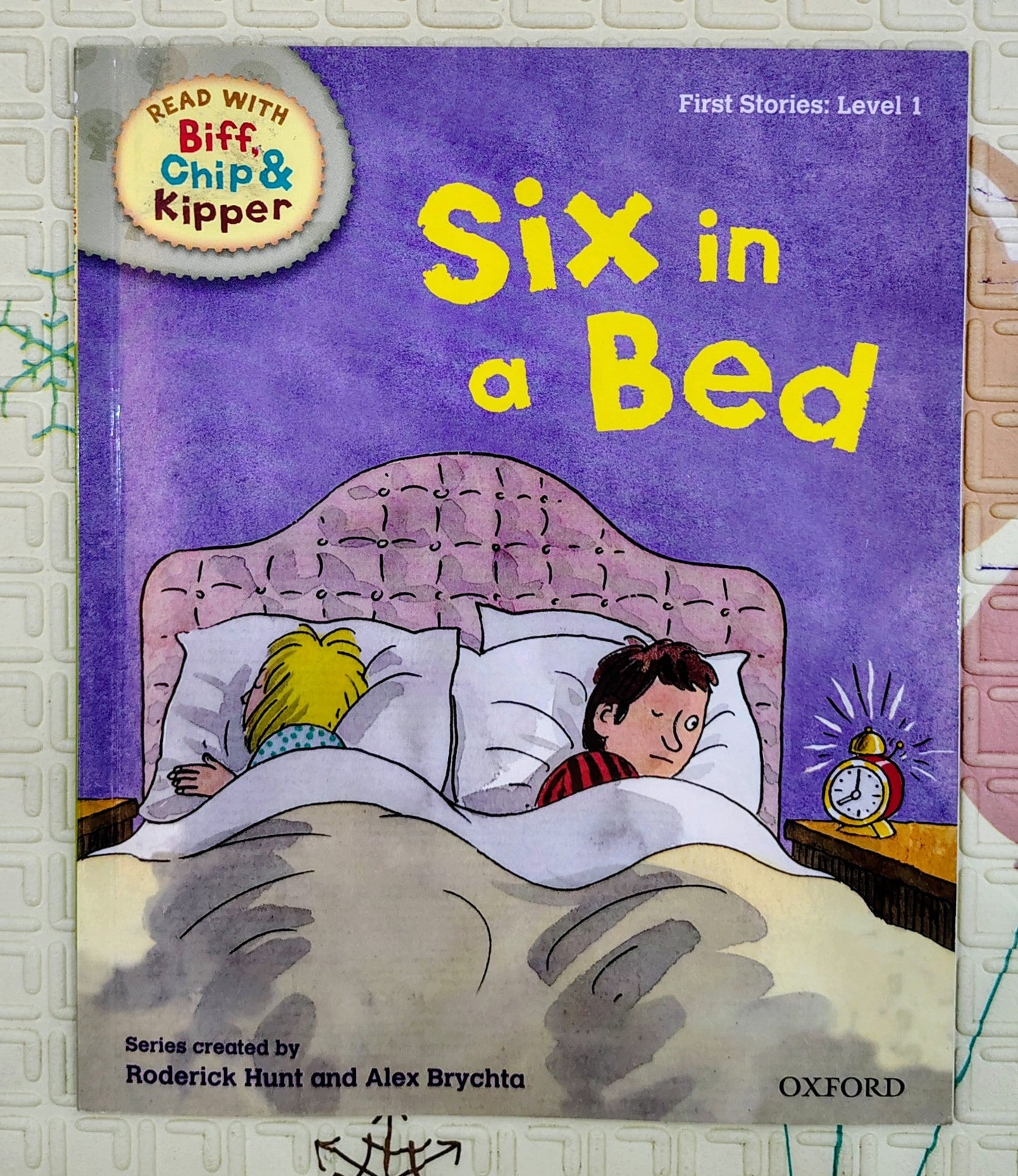 Six in a Bed by Roderick Hunt and Alex Brychta | Oxford Level 1