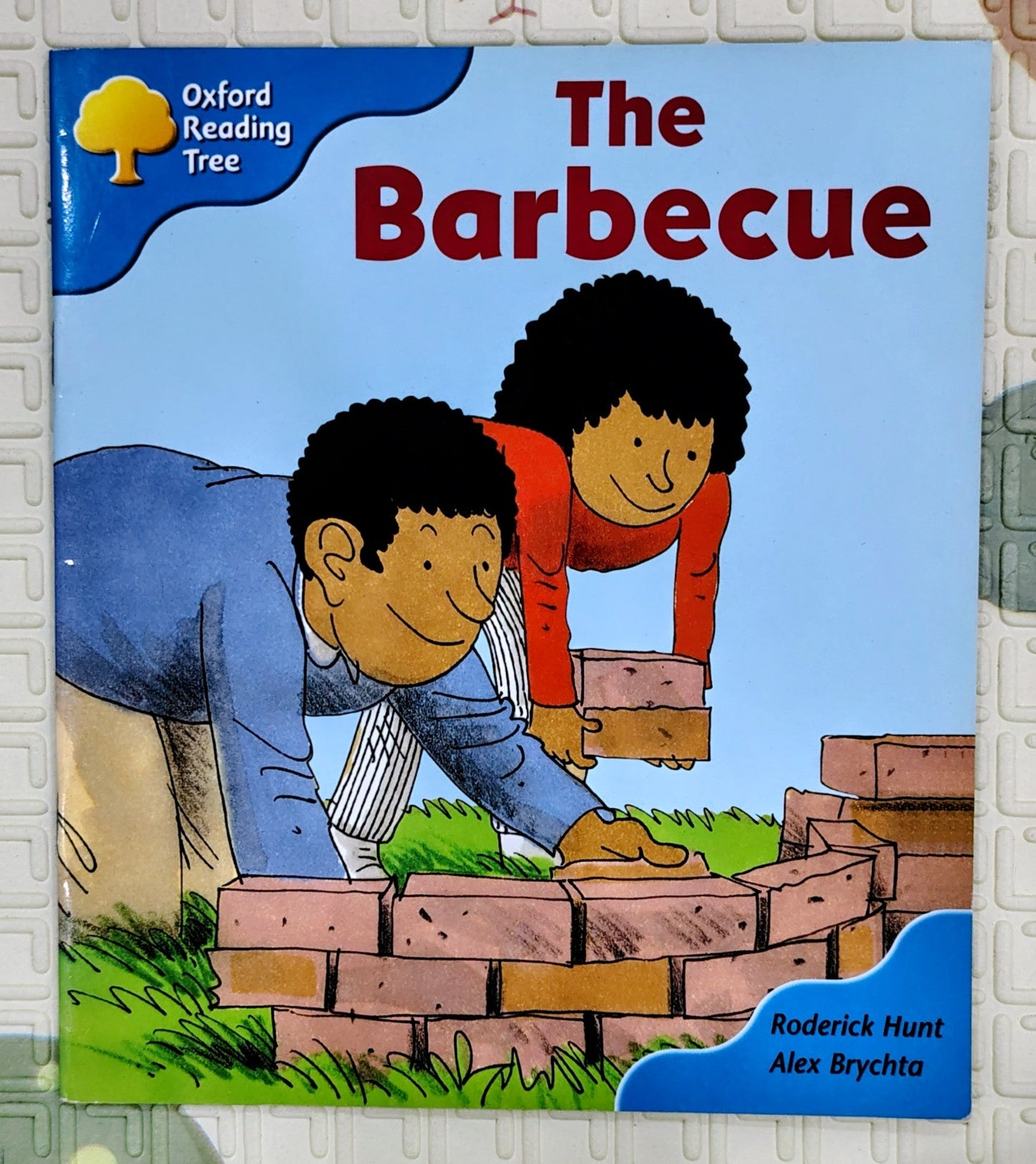 The Barbecue by Roderick Hunt & Alex Brychta | Oxford Level 3