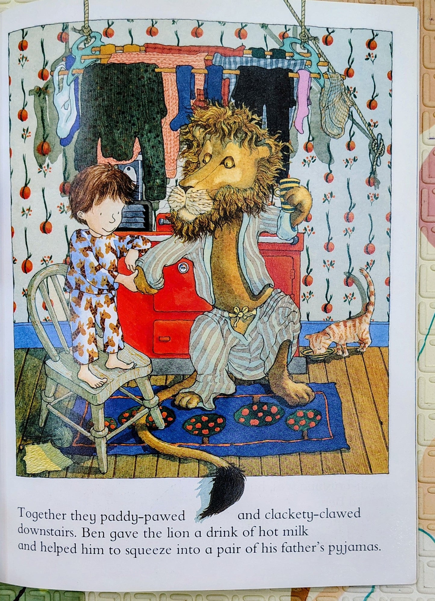 A Lion at Bedtime by Debi Gliori | Hippo