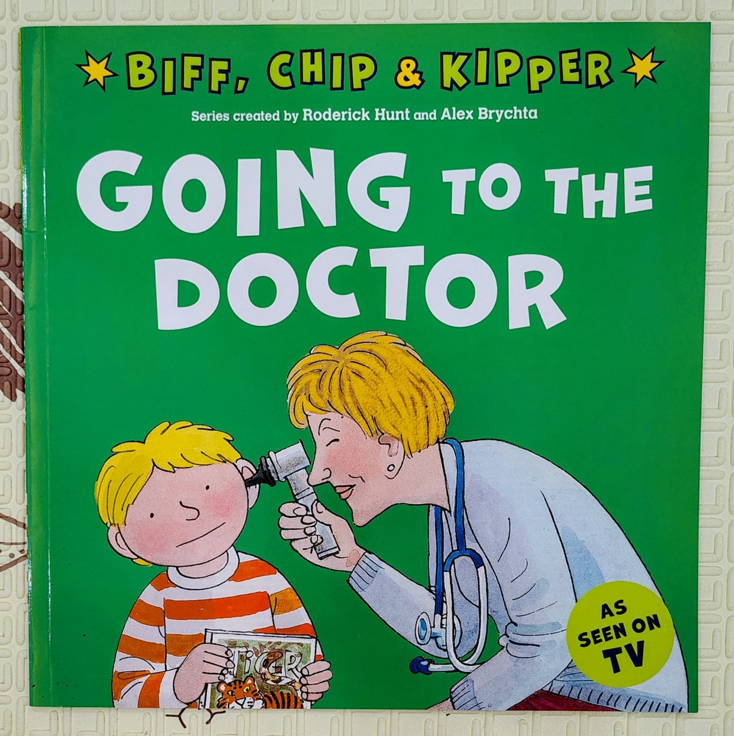 Biff, Chip & Kipper: Going to the Doctor by Roderick Hunt and Alex Brychta | Oxford Press