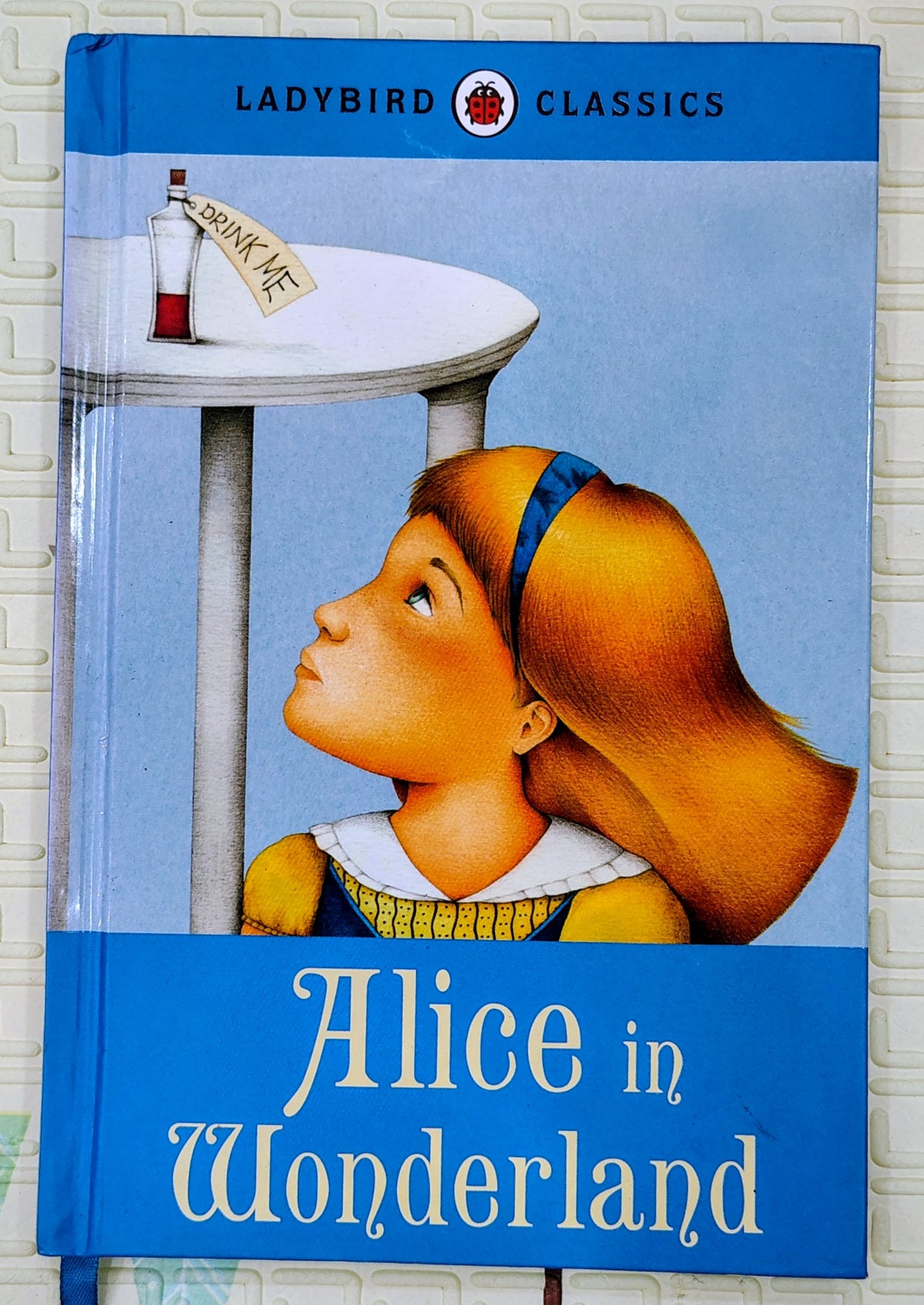 Alice in Wonderland by Lewis Carroll | Ladybird Classics