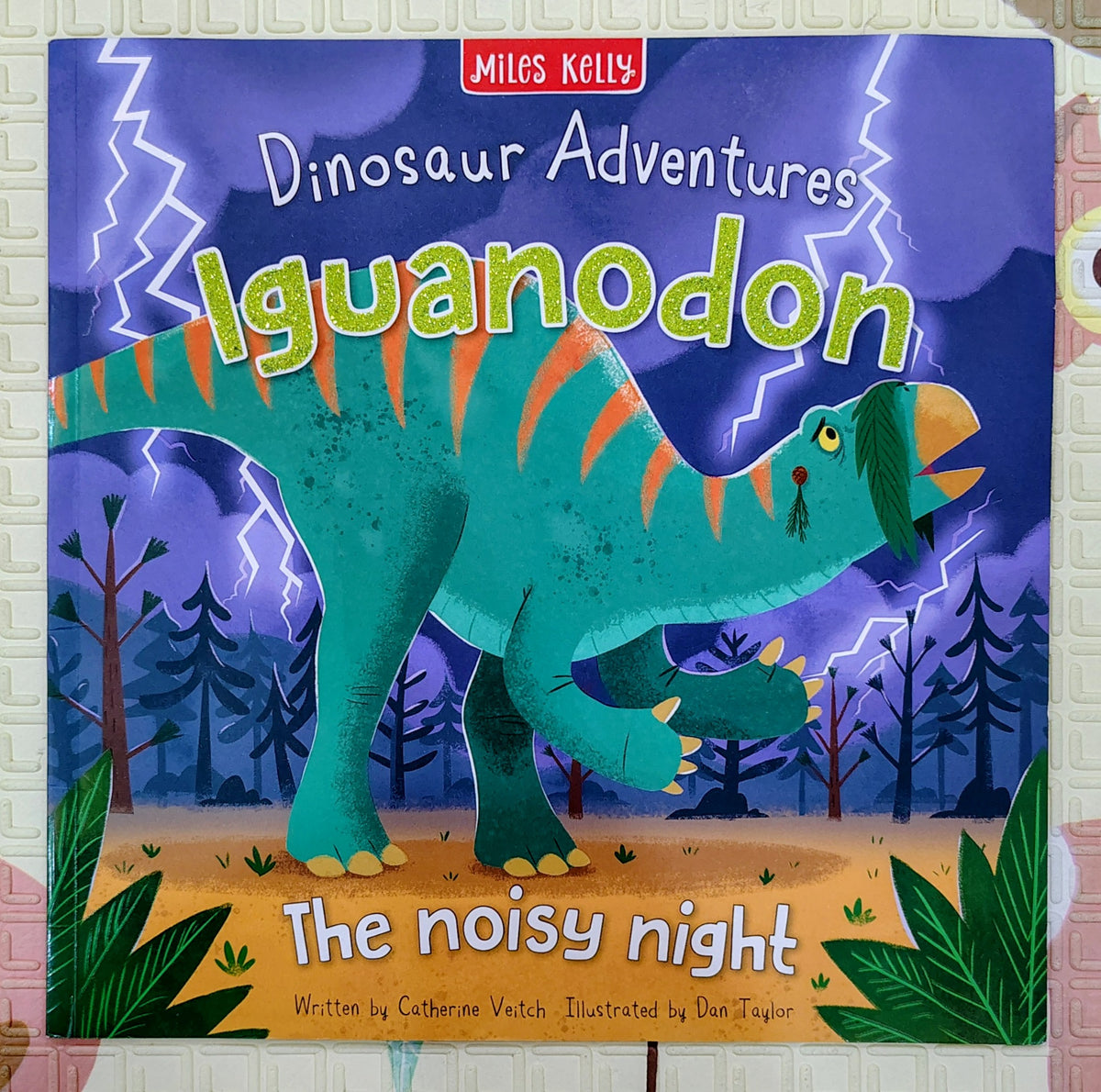 Dinosaur Adventures Iguanodon: The Noisy Night by Catherine Veitch | Miles Kelly