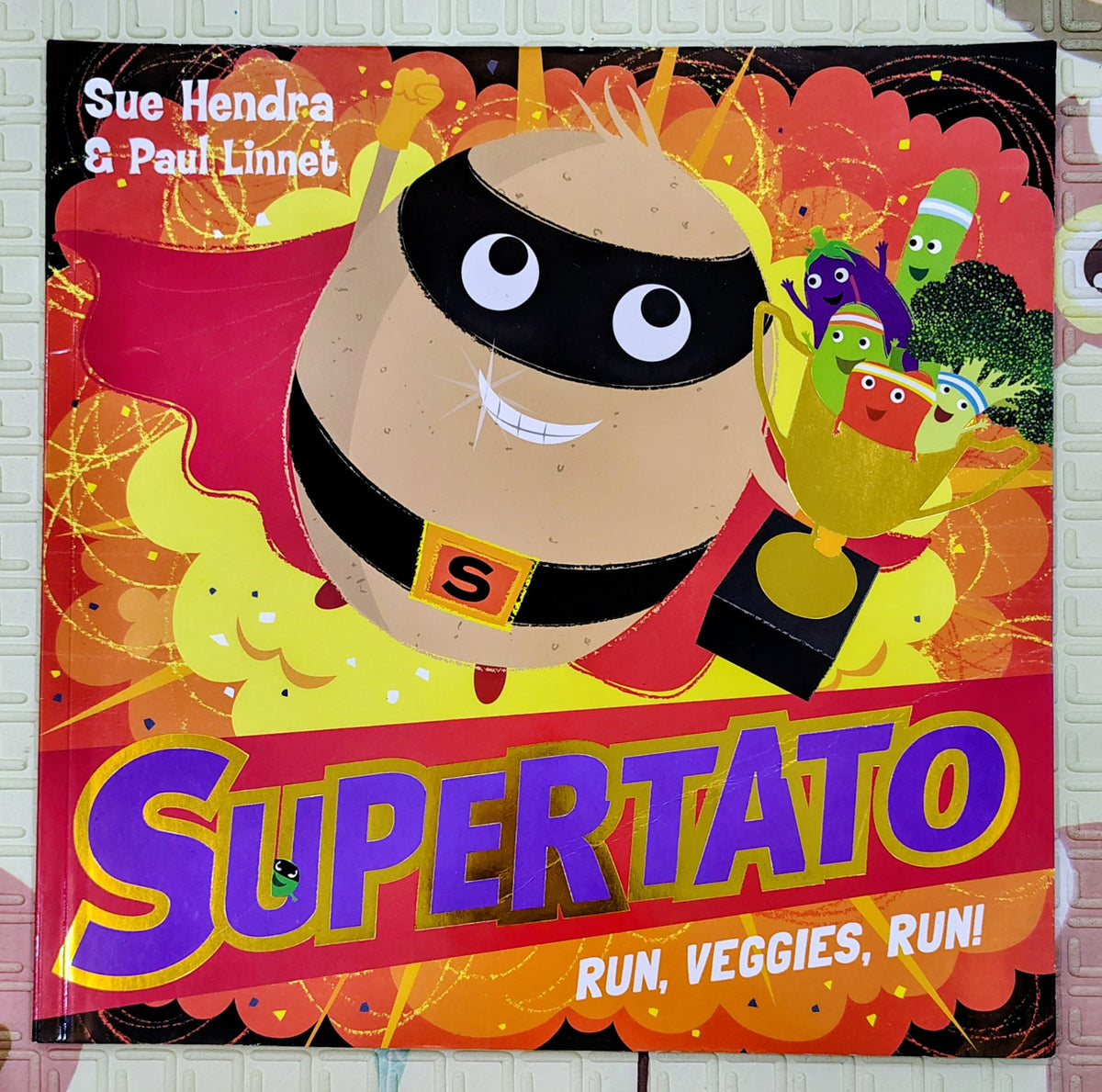 Supertato Run, Veggies, Run! by Sue Hendra and Paul Linnet