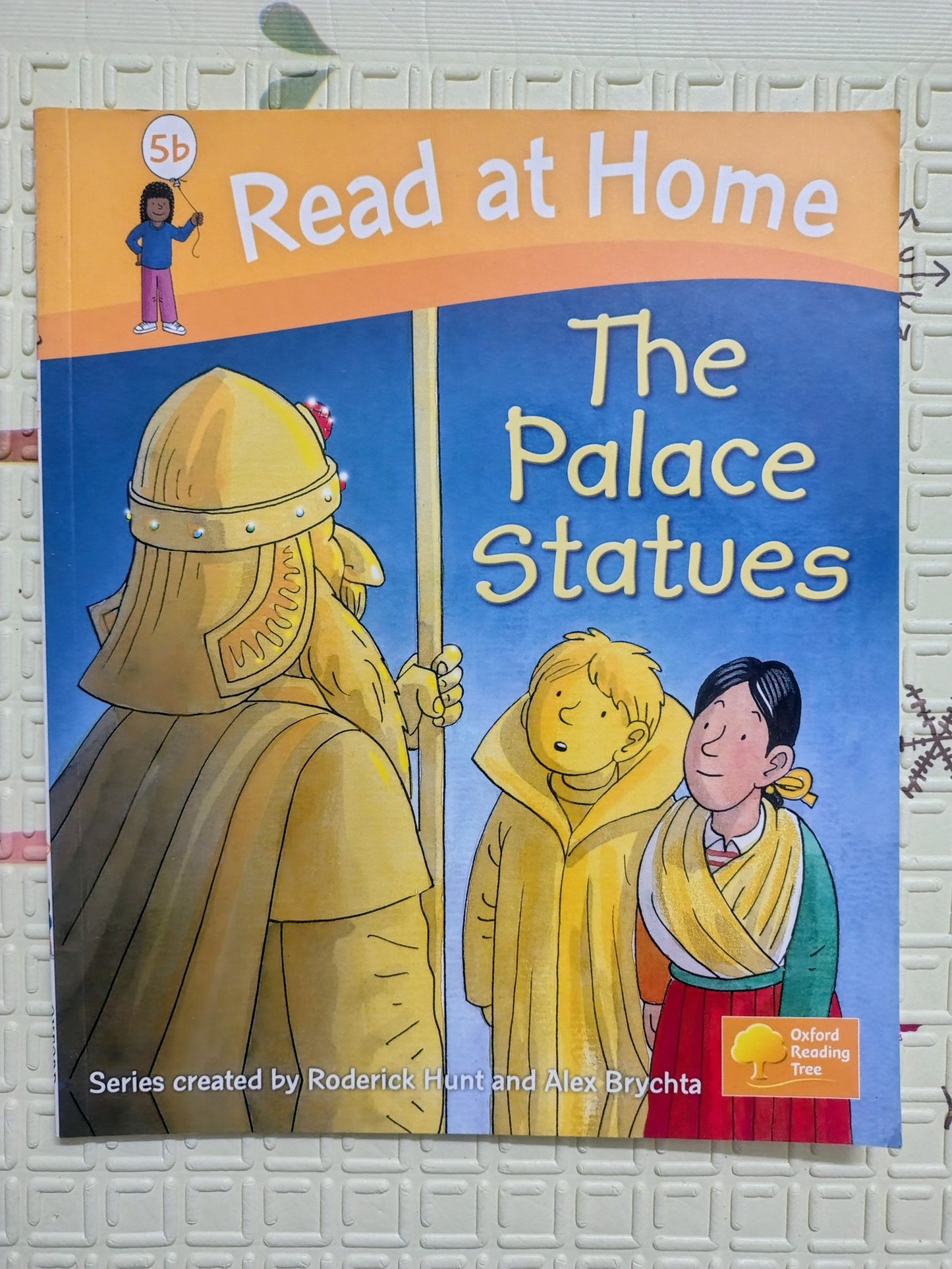 Oxford Read at Home Level 5- The Palace Statues