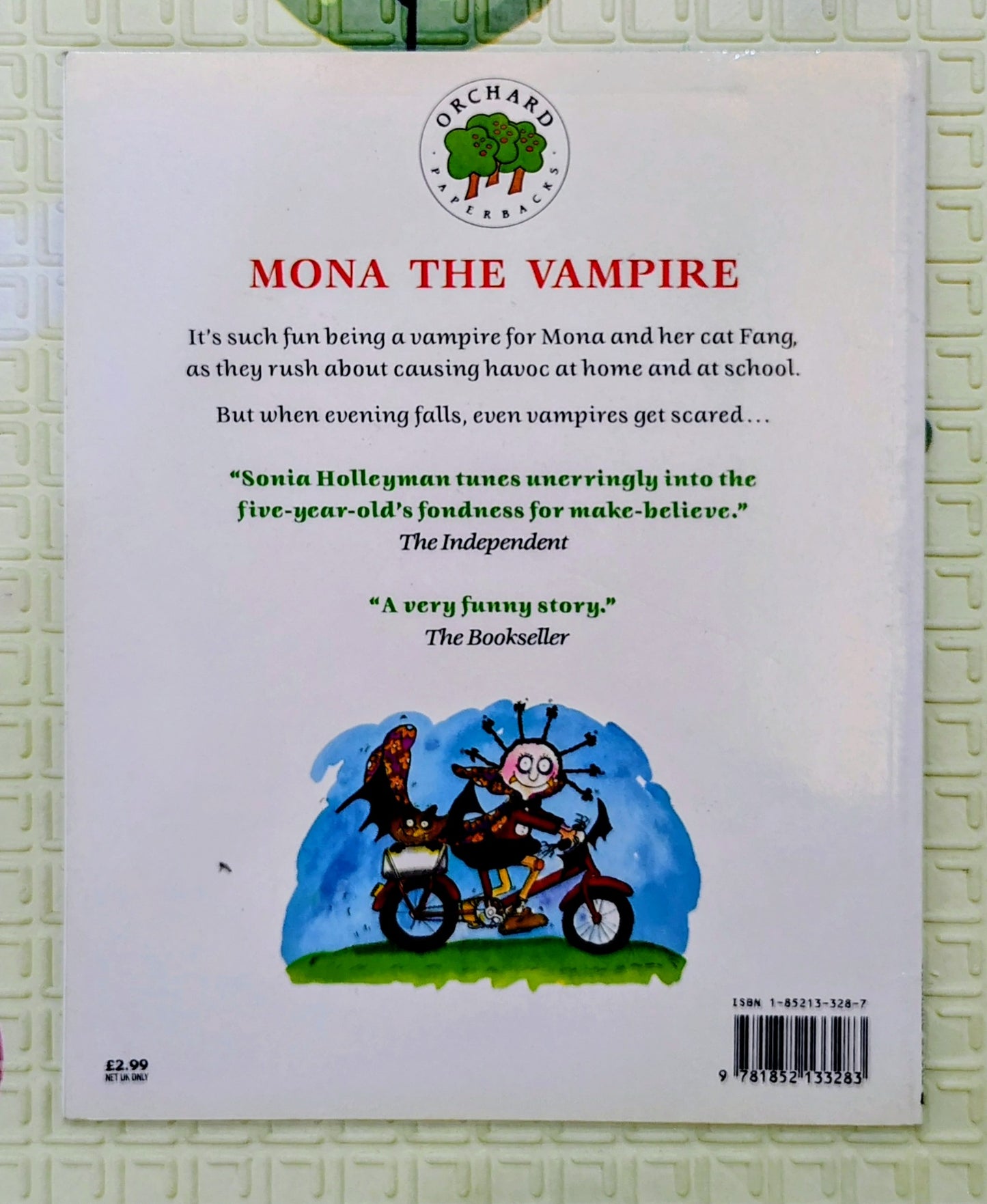 Mona the Vampire – Sonia Holleyman
